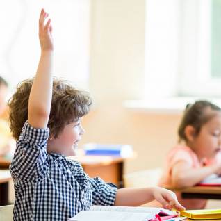 jeune-garçon-classe-primaire