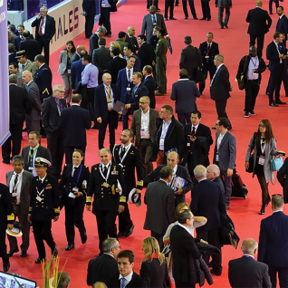 Geoffroy Roux de Bézieux en visite au salon Euronaval
