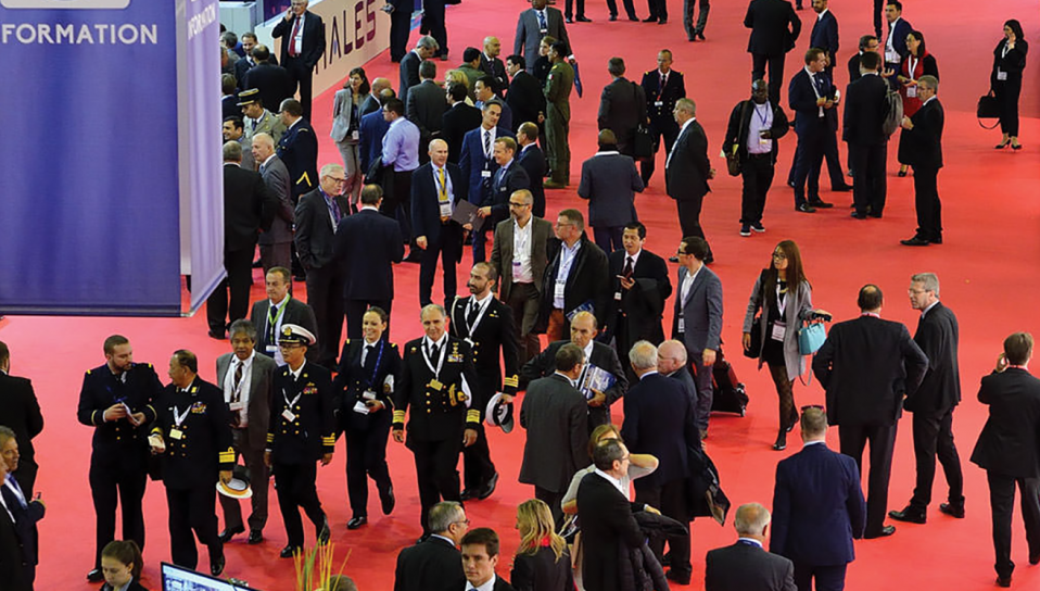 Geoffroy Roux de Bézieux en visite au salon Euronaval