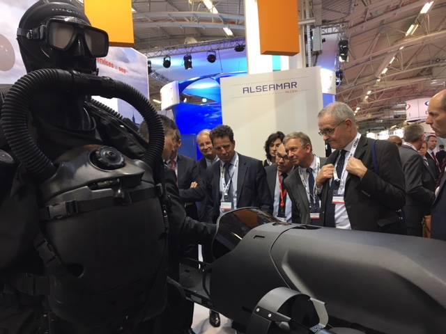 Geoffroy Roux de Bézieux en visite au salon Euronaval