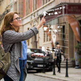 Marketing numérique. Femme voyageur avec téléphone. Navigation sur la projection de l'écran