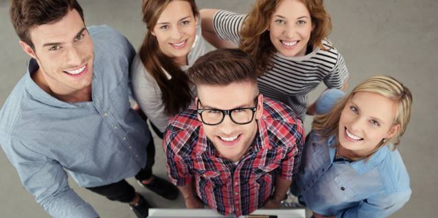 Un groupe de jeunes souriants devant un storyboard